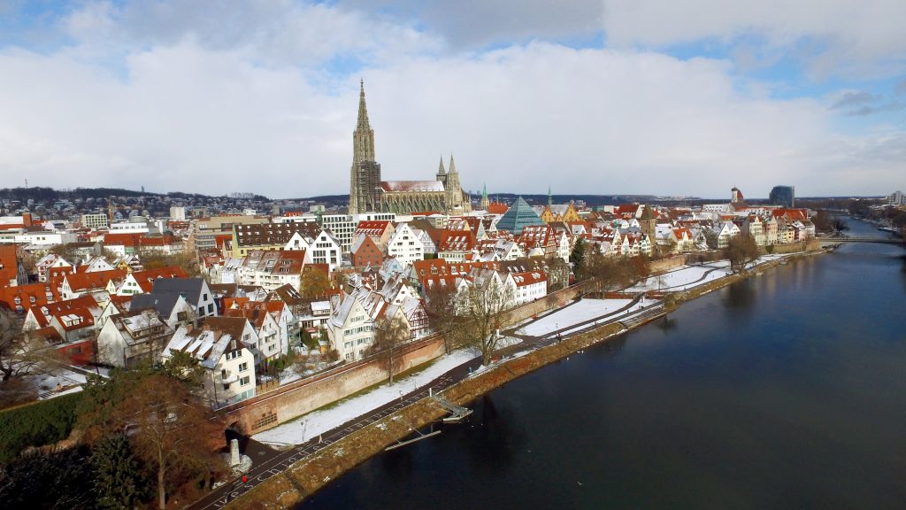 Stadt Ulm an der Donau mit Ulmer Münster und Altstadt im Winter | # ...