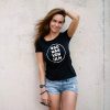Eine Frau trägt das #sowasvonulm-T-Shirt in schwarz